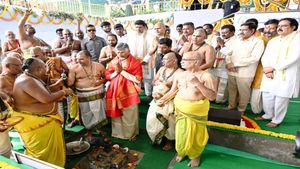  అమరావతిలో అరుదైన ఘట్టం - తిరుమల తరహాలో..!!