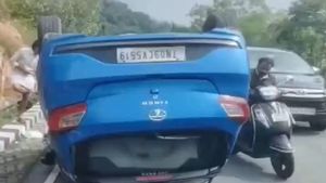 తిరుమల ఘాట్ రోడ్ లో కారు పల్టీ