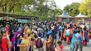 హైదరాబాద్ జూపార్క్ లో ఆ జంతువు..!  ఒకేరోజు 23 వేల మంది సందర్శన..!