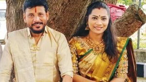 పోలీసుల అదుపులో దివ్వెల మాధురి..?