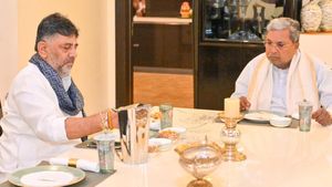 వేడి వేడి ఇడ్లీ- కనకపుర నాటుకోడి పులుసు: విందులో అనూహ్య నేత..!!