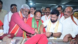 ఇంద్రకీలాద్రిపై భవానీల ఇరుముడి వివాదం..! అపచారమన్న వైసీపీ-సర్కార్ క్లారిటీ..!