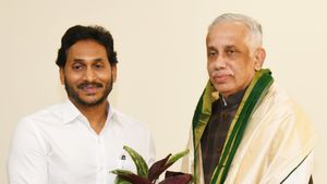  జగన్ కీలక నిర్ణయం, ముఖ్య నేతలకు పిలుపు - గవర్నర్ తో భేటీ..!!