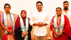 టీడీపీలోకి వచ్చిన నేతలు తిరిగి వైసీపీలోకి, మారుతున్న లెక్కలు..!!