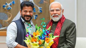 ప్రధానితో మోదీతో రేవంత్ రెడ్డి భేటీ- ఆహ్వానం, 4 ప్రతిపాదనలు..!!