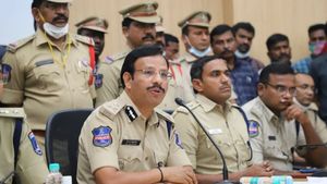 హైదరాబాద్ పోలీసుల స్ట్రిక్ట్ వార్నింగ్..ఆ రోజు గీత దాటితే కొరడా
