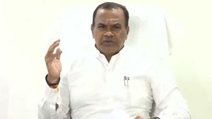  కాస్త విషమిచ్చి చంపేయండి.. మానసికంగా హింసించకండి: మంత్రి కన్నీరు! 