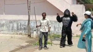 చింపాంజీల్లా రోడ్లపై గ్రామపంచాయతీ సిబ్బంది పరుగులు!