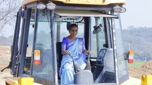 జేసీబీ నడుపుతున్న అరుణ‌.. మంత్రి సీత‌క్క‌ ఫిదా!  