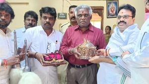 వారసత్వ బంగారు కిరీటం వచ్చేసింది!