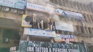 అమీర్‌పేట్ మైత్రివనంలో భారీ అగ్నిప్రమాదం