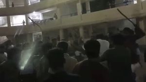 కోడికూర కోసం కొట్లాట.. తలలు పగిలేలా కొట్టుకున్న యూనివర్సిటీ విద్యార్థులు!