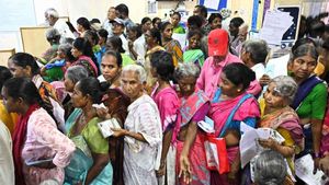 సడన్ గా లబ్దిదారుల అకౌంట్ లో రూ.2,000 జమ: పింఛన్ + బోనస్