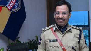 IPL ప్రారంభం వేళ వారికి సజ్జనార్ హెచ్చరికలు..!!
