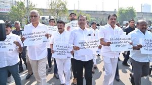 కేటీఆర్ చుట్టూ కొత్త వివాదం, ఏం జరుగుతోంది..!!