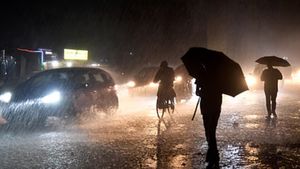 హైదరాబాద్ లో దంచికొడుతున్న భారీ వర్షం.. 