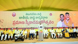  ఫ్లెక్సీల కోసం గొడవలా, అతిగా ప్రవర్తించద్దు - చంద్రబాబు సీరియస్..!!