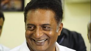 ప్రకాష్ రాజ్ కు టీటీడీ బోర్డు సభ్యుడి నోటీసులు