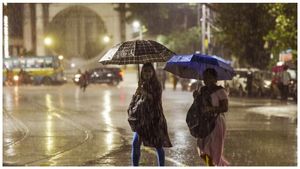 ద్రోణి ప్రభావం, ఏపీలో మూడు రోజులు ఈ జిల్లాలో వర్షాలు...!!