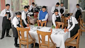 హోటల్ మేనేజ్మెంట్ లో ఆన్ లైన్ శిక్షణ, ఉద్యోగాలు- అర్హతలు..!!