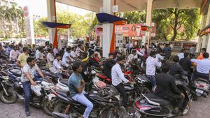 ఫ్రీ పెట్రోల్.. ఎగబడుతున్న జనం