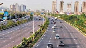 హైదరాబాద్ లో 22 రద్దీ ప్రాంతాల్లో రోడ్ల విస్తరణ