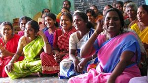 మహిళలూ.. పండుగకు రెడీ అవ్వండి.. రూ.1.30 లక్షల కోట్ల వడ్డీలేని రుణాలు త్వరలో! 