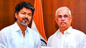 విజయ్ కు దూరం అవుతున్న ముఖ్యమంత్రి పీఠం..!? ఊహించని రాజకీయం - డెడ్ లైన్...!!