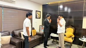 స్టాలిన్ నివాసానికి వెళ్లిన సీఎం విజయ్ కు ఊహించని విధంగా..!!