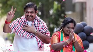 విజయ్ గెలుపు దెబ్బకు రాజకీయాల నుంచి తప్పుకొన్న ప్రముఖ నటి