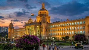 బెంగళూరు దశ తిరుగుతోంది..!!