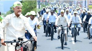 సైకిలెక్కిన చంద్రబాబు: 10 కి. మీ. నిరాటంకంగా