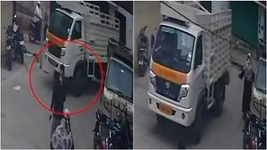 Shocking video: అయ్యో.. చిన్నారిని చిదిమేసిన మినీ వ్యాన్..