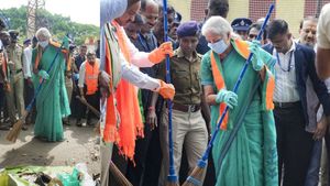చీపురు పట్టిన నిర్మలమ్మ! బెంగళూరు వీధుల్లో రోడ్లు ఊడ్చి..