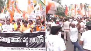విజయవాడ వీధుల్లో రణరంగం: తన్నుకున్న కాంగ్రెస్, బీజేపీ నాయకులు- కర్రలు, బాహాబాహి