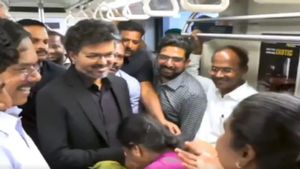 చెన్నై మెట్రోలో సీఎం విజయ్.. టిక్కెట్టు కొని ప్రయాణం.. వీడియో వైరల్ 