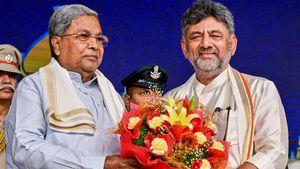 కర్ణాటక కేబినెట్ విస్తరణ- మారుతున్న ఈక్వేషన్స్: ఢిల్లీకి డీకే శివకుమార్, సిద్ధరామయ్య
