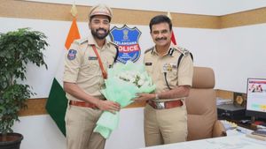 డీఎస్పీ మహ్మద్ సిరాజ్ ఈజ్ ఆన్ డ్యూటీ సర్- డీజీపీ సాబ్ తో 