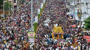  వైభవంగా గిరి ప్రదక్షిణ, భారీ జనసందోహం - భక్తుల పాదాలకు మర్దనా సేవ..!!