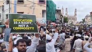 ఢిల్లీ ఆందోళనల తీవ్రత చార్మినార్ వద్ద ప్రతిధ్వనించింది.. !!