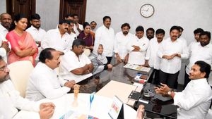 వైసీపీ ఎమ్మెల్సీకి కీలక పదవి- మారుతున్న లెక్కలు..!!