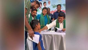 బస్సుకోసం మంత్రికి చిట్టి చేతులతో లేఖ రాసిచ్చిన బుడతడు.. మంత్రి ఏం చేశారంటే!
