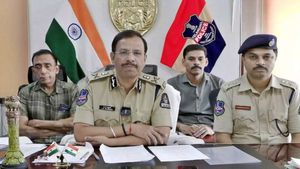నగరంలో కొత్త ట్రెండ్.. 'హైబ్రిడ్ సైబర్ ఫ్రాడ్'.. ప్రజలు అప్రమత్తంగా ఉండాలి.. సీపీ సజ్జనార్ హెచ్చరిక‌లు..