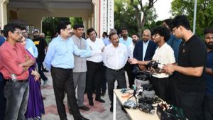 భారత ఆర్మీకి పనికొచ్చేలా హైదరాబాద్ విద్యార్థుల ఆవిష్కరణ..జీపీఎస్ అవసరమే లేని డ్రోన్స్!