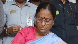 కొండా సురేఖ సంచలన ప్రకటన - కాంగ్రెస్ లో కొనసాగుతానని చెప్పిన గంటల్లోనే...!!