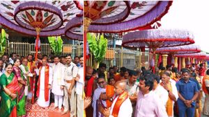 చెన్నై నుంచి తిరుమల చేరిన గొడుగులు: భక్తులకు తులసీ ప్రసాదం పంపిణీ