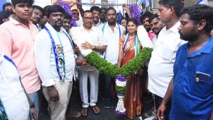 స్థానిక సంస్థల ఎన్నికల వేళ.. విజయవాడ వైసీపీలో భారీ చేరికలు