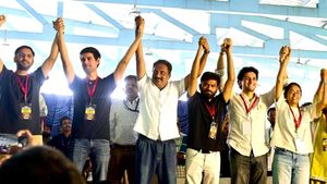 CJP Protest: బెంగళూరులో కాక్రోచ్ గర్జన-ధృవ్ రాఠీ, ప్రకాష్ రాజ్ హాజరు..!