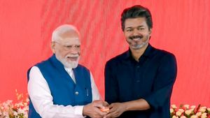 గోదావరి-కావేరి నదుల లింకేజీ, హోసూర్- బెంగళూరు మెట్రో రైల్: ప్రధాని మోదీకి విజయ్ ప్రతిపాదనలు