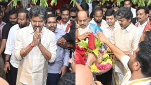 సంప్రదాయ వస్త్రధారణతో ఇంద్రకీలాద్రికి సీఎం విజయ్..!!